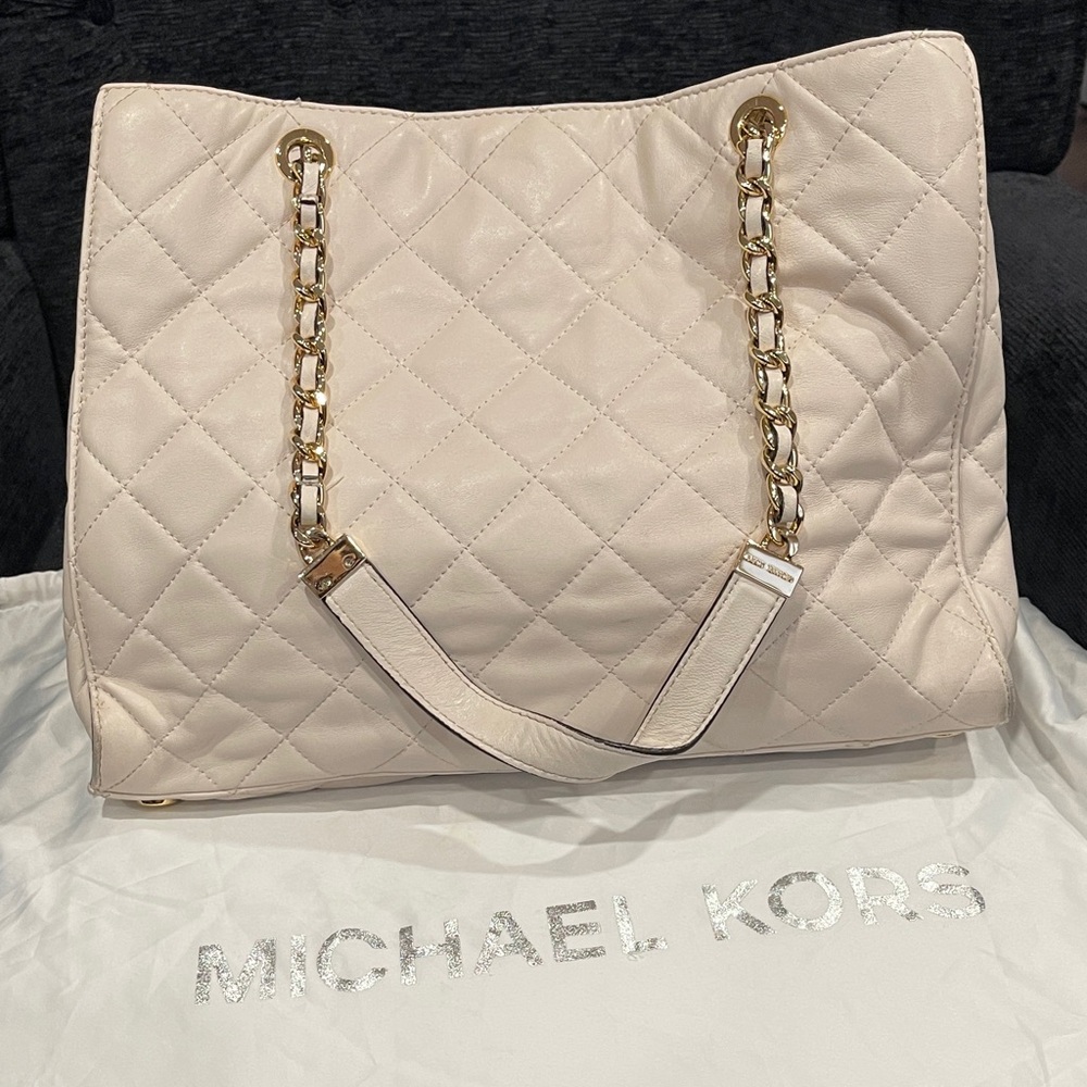 Michael Kors Quilted Shoulder Bag in Cream with Gold Accents - Picture 3 of 11